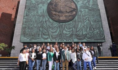Alumnos y  maestros de la preparatoria Lázaro Cárdenas de la Ciudad de México visitan Cámara de Diputados