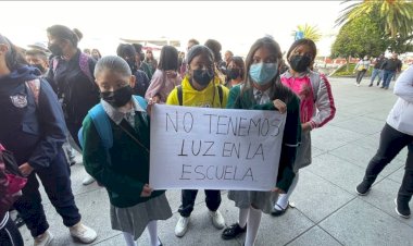 Alumnos de la secundaria Wenceslao Victoria se manifestaron en la alcaldía Gustavo A. Madero