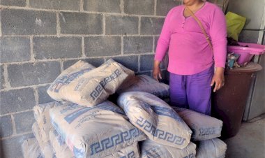 Reciben familias de Vetagrande cemento para sus viviendas