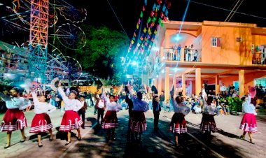 Engalana grupo Huehuecóyotl fiesta patronal en Atlamajalcingo del Río