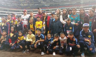 Alumnos de escuela antorchista visitan el Estadio Azteca
