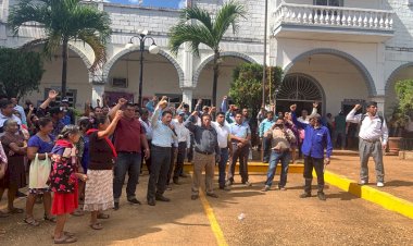 Acuden antorchistas de Soteapan al ayuntamiento; no hay solución a sus demandas