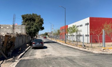 Por gestiones del Movimiento Antorchista y FNERRR pavimentan calles en Torreón