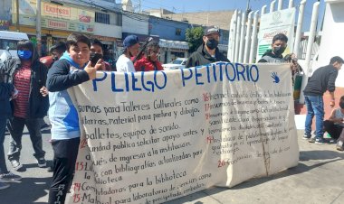 Estudiantes entregan pliego petitorio en Chimalhuacán