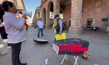 Protagonizan pobladores protesta ‘funeraria’ contra gobierno de SLP