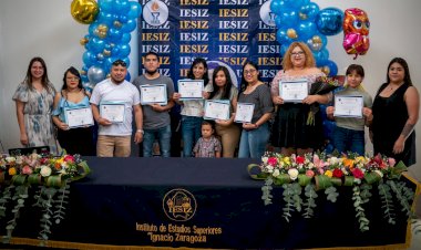 Egresa primera generación de preparatoria de IESIZ Torreón