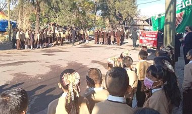 Celebran XXI aniversario de escuela antorchista en Ario de Rayón