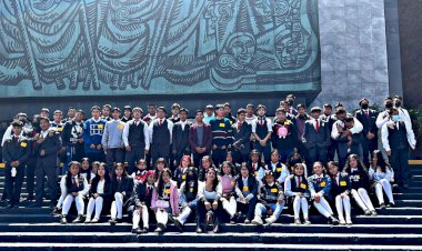 Alumnos de escuelas antorchistas visitan Cámara de Diputados en San Lázaro