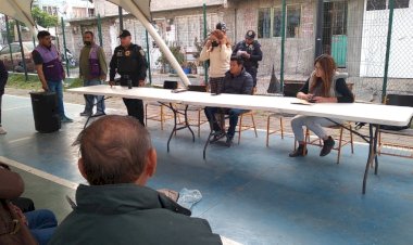 Policías imparten pláticas de seguridad a habitantes de Iztapalapa