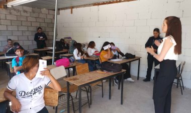 Policía imparte plática sobre violencia a estudiantes de bachillerato