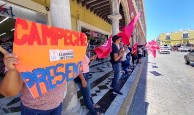 Con cadena humana antorchistas de Campeche exigen justicia por multihomicidio en Guerrero