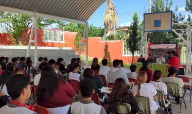 Estudiantes de Chihuahua reciben conferencia sobre lucha estudiantil