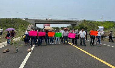 Bloquean autopista Cardel- Poza Rica; gobierno del estado incumple en pavimentación de tramo carretero