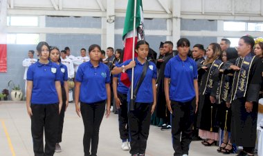 Estudiantes culminan estudios de preparatoria