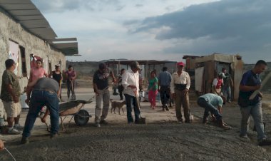 Padres de familia construyen patio escolar en escuela de Guanajuato