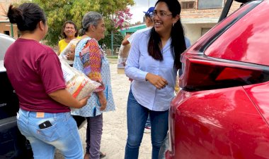 Entregan despensas en Asientos