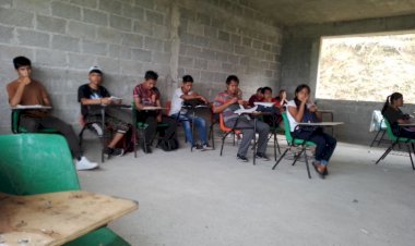 Estudiantes toman clases en aulas en obra negra; acusan abandono gubernamental