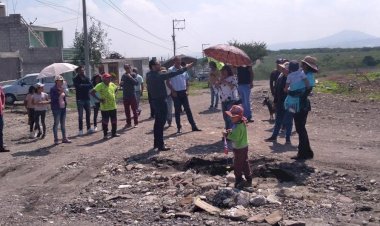 Antorchistas exigen reparación de caminos en La Negreta