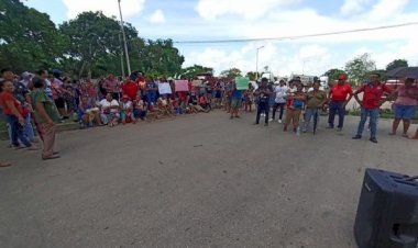Colonos se manifiestan y demandan al gobierno federal y local pavimentación del acceso principal de la colonia Fraternidad
