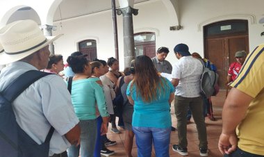 Antorchista de Coatepec se manifiestan en Ayuntamiento