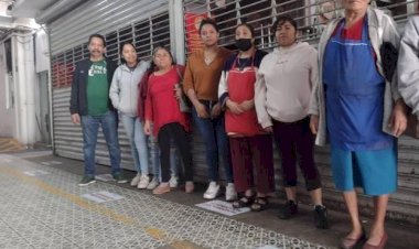 Protestan comerciantes por clausuras en el mercado de La Cruz en Querétaro