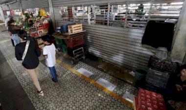 Protestan comerciantes por clausuras en el mercado de La Cruz en Querétaro