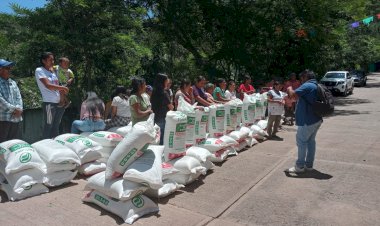 Entrega Movimiento Antorchista fertilizante a campesinos de Chilapa