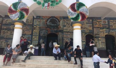Se manifiestan colonos antorchistas en el ayuntamiento de Tlapa, Guerrero