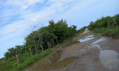 Impulsan líderes de pueblos de Cuajinicuilapa rehabilitación de carretera