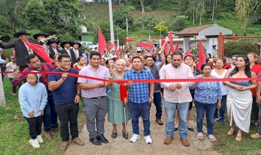 Antorchistas de la comunidad “El Pueblito”, Jilotepec, celebraron un logro más de la lucha organizada, la ampliación de la red de luz eléctrica