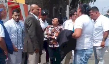 Alcalde de Xochimilco, José Carlos Acosta, agrede a antorchistas capitalinos