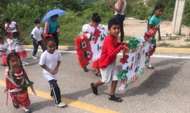 Con desfile patrio, alumnos de preescolar y primaria conmemoran Día de la Independencia