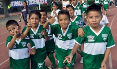 Antorcha entrega uniformes de futbol a deportistas de Tlalpan