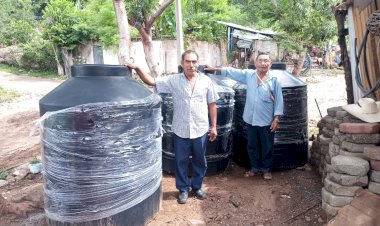 Antorchistas logran entrega de tinacos a familias de Mochitlán, Guerrero