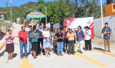 Tecomatlán recibe pavimentación gracias a gestión vecinal