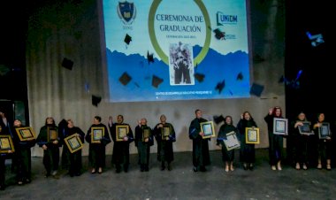 CRÓNICA | Obtienen títulos de licenciatura, maestría  y doctorado