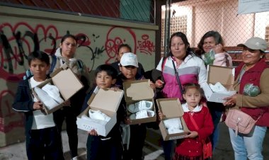Antorcha otorga pares de tenis a niños de Tlalpan, CDMX