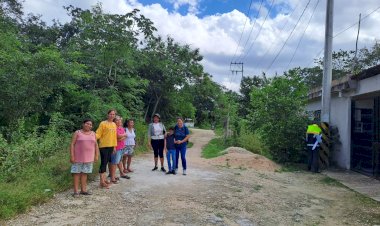Funcionario del ayuntamiento y CFE verifican transformadores en colonias populares de Cancún