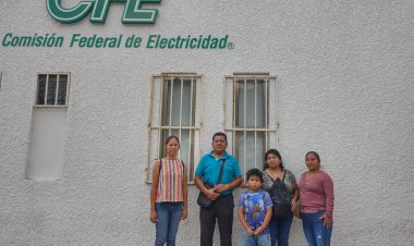 Vecinos de la Unidad Antorchista de Cancún realizan últimos trámites para que más hogares accedan al suministro de energía eléctrica