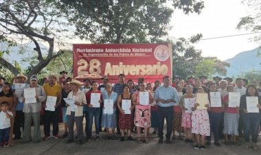 Antorchistas de Cuichapa reciben sus escrituras y celebran 28 años de fundación de su colonia