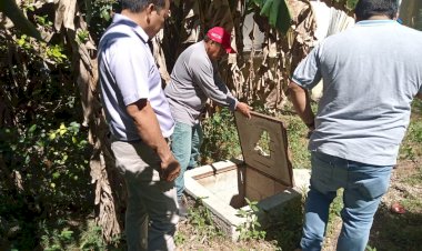 Dan mantenimiento a drenajes del Albergue Estudiantil de Bacalar