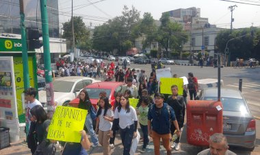 Estudiantes se manifiestan en la Secretaría de Administración y Finanzas de la CDMX