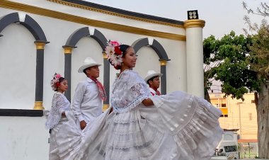 Grupos culturales de Antorcha se presentan con éxito en zócalo de Tlapa