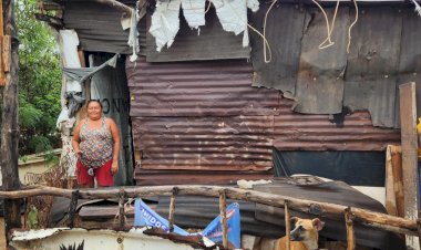 Entre el agua y lodo viven familias del sur de Mérida