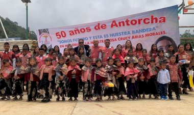 Jóvenes de Elambó, Chiapas, celebran su graduación 2024