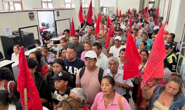 Cordobeses protestan ante Ayuntamiento; exigen que recursos públicos se utilicen en obras de beneficio colectivo