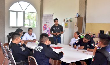 Capacitan a policías de Tecomatlán con “Hablemos de violencia”