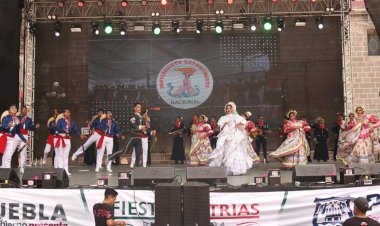 Arte antorchista engalanó el zócalo de Puebla en las fistas patrias