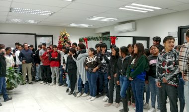 Alumnos y docentes protestan en Secretaría de Educación de Durango