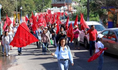 Antorchistas coatepecanos marchan ante cerrazón de Raymundo Andrade